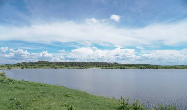 Akan doğada güzel bir kaynak nehri. Sabahları ve akşamları renkli manzaralar. Dünyanın ıssız yerlerine seyahat et. Tasarım için stok fotoğrafı