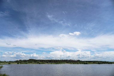 Akan doğada güzel bir kaynak nehri. Sabahları ve akşamları renkli manzaralar. Dünyanın ıssız yerlerine seyahat et. Tasarım için stok fotoğrafı