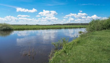 Akan doğada güzel bir kaynak nehri. Sabahları ve akşamları renkli manzaralar. Dünyanın ıssız yerlerine seyahat et. Tasarım için stok fotoğrafı