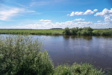 Akan doğada güzel bir kaynak nehri. Sabahları ve akşamları renkli manzaralar. Dünyanın ıssız yerlerine seyahat et. Tasarım için stok fotoğrafı