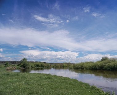 Akan doğada güzel bir kaynak nehri. Sabahları ve akşamları renkli manzaralar. Dünyanın ıssız yerlerine seyahat et. Tasarım için stok fotoğrafı