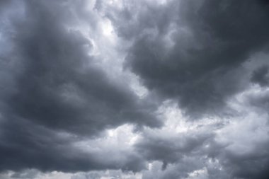 Uçağın yanından gelen korkunç gök gürültülü bulutlar. Kasvetli destansı bulutlar. Koyu gri renkte arkaplan resmi.