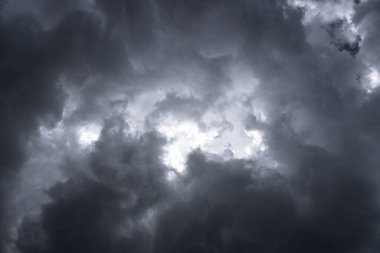 Uçağın yanından gelen korkunç gök gürültülü bulutlar. Kasvetli destansı bulutlar. Koyu gri renkte arkaplan resmi.