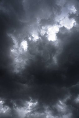 Uçağın yanından gelen korkunç gök gürültülü bulutlar. Kasvetli destansı bulutlar. Koyu gri renkte arkaplan resmi.