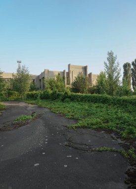 1986 'da terk edilmiş binaların kalıntıları. Çernobil 'deki Sovyet mimarisi. Virüslü insanlara bulaşma tehlikesi, radyasyon. Korkunç Grunge Arkaplanı