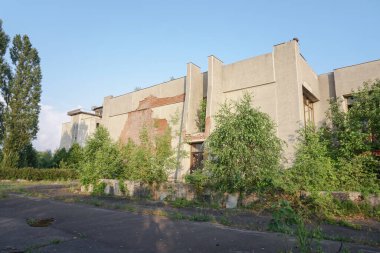 1986 'da terk edilmiş binaların kalıntıları. Çernobil 'deki Sovyet mimarisi. Virüslü insanlara bulaşma tehlikesi, radyasyon. Korkunç Grunge Arkaplanı