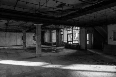 1986 'da terk edilmiş binaların kalıntıları. Çernobil 'deki Sovyet mimarisi. Virüslü insanlara bulaşma tehlikesi, radyasyon. Korkunç Grunge Arkaplanı