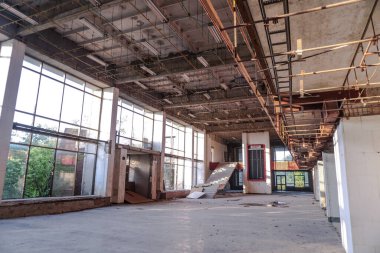 1986 'da terk edilmiş binaların kalıntıları. Çernobil 'deki Sovyet mimarisi. Virüslü insanlara bulaşma tehlikesi, radyasyon. Korkunç Grunge Arkaplanı