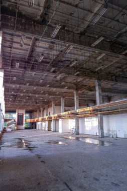 1986 'da terk edilmiş binaların kalıntıları. Çernobil 'deki Sovyet mimarisi. Virüslü insanlara bulaşma tehlikesi, radyasyon. Korkunç Grunge Arkaplanı