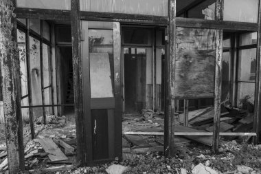 1986 'da terk edilmiş binaların kalıntıları. Çernobil 'deki Sovyet mimarisi. Virüslü insanlara bulaşma tehlikesi, radyasyon. Korkunç Grunge Arkaplanı