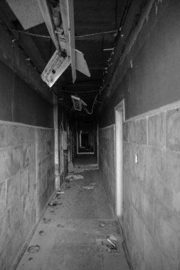 1986 'da terk edilmiş binaların kalıntıları. Çernobil 'deki Sovyet mimarisi. Virüslü insanlara bulaşma tehlikesi, radyasyon. Korkunç Grunge Arkaplanı