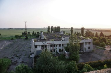 1986 'da terk edilmiş binaların kalıntıları. Çernobil 'deki Sovyet mimarisi. Virüslü insanlara bulaşma tehlikesi, radyasyon. Korkunç Grunge Arkaplanı