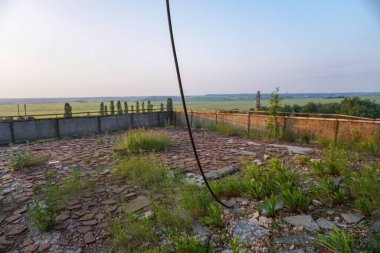 1986 'da terk edilmiş binaların kalıntıları. Çernobil 'deki Sovyet mimarisi. Virüslü insanlara bulaşma tehlikesi, radyasyon. Korkunç Grunge Arkaplanı