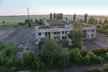 1986 'da terk edilmiş binaların kalıntıları. Çernobil 'deki Sovyet mimarisi. Virüslü insanlara bulaşma tehlikesi, radyasyon. Korkunç Grunge Arkaplanı
