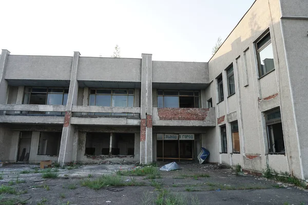 1986年に放棄された建物の遺跡 チェルノブイリのソ連建築 ウイルスに感染する危険性 放射線 怖いおじさん背景 — ストック写真
