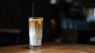 Cam bardakta kahve içmek. Bir kafede koyu bir arka planda Latte. Tasarım için ticari stok fotoğrafı