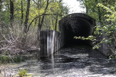 Büyük vatanseverlik savaşı sırasında inşa edilmiş terk edilmiş bir tünel. İkinci Dünya Savaşı sırasında Kiev 'deki Stalin metrosu. Beton binanın Grunge dokusu.