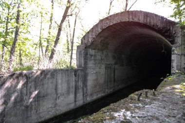 Büyük vatanseverlik savaşı sırasında inşa edilmiş terk edilmiş bir tünel. İkinci Dünya Savaşı sırasında Kiev 'deki Stalin metrosu. Beton binanın Grunge dokusu.