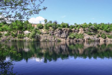 Yazın dağlık bölgede güzel bir nehir. Tepelerin arkasındaki ekolojik olarak temiz bir park bölgesinde. Baharda güzel bir manzara. Tasarım için stok fotoğrafı
