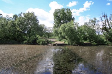 Yazın dağlık bölgede güzel bir nehir. Tepelerin arkasındaki ekolojik olarak temiz bir park bölgesinde. Baharda güzel bir manzara. Tasarım için stok fotoğrafı