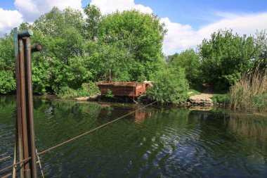Nehir bir bankadan diğerine kablo boyunca akıyor. Medeniyetten uzak bir ulaşım aracı. Stok fotoğraf arkaplanı.