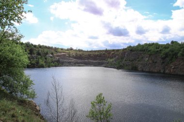 Yazın dağlık bölgede güzel bir nehir. Tepelerin arkasındaki ekolojik olarak temiz bir park bölgesinde. Baharda güzel bir manzara. Tasarım için stok fotoğrafı