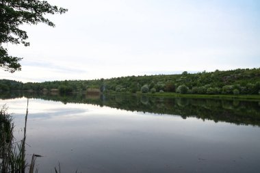 Yazın dağlık bölgede güzel bir nehir. Tepelerin arkasındaki ekolojik olarak temiz bir park bölgesinde. Baharda güzel bir manzara. Tasarım için stok fotoğrafı
