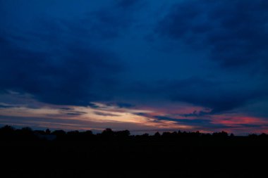 Gökyüzünde resim gibi bulutlar. Güneşli ve kasvetli bir günde bir uçağın pencere manzarası. Stok fotoğraf arkaplanı