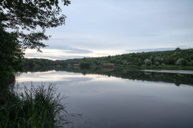 Yazın dağlık bölgede güzel bir nehir. Tepelerin arkasındaki ekolojik olarak temiz bir park bölgesinde. Baharda güzel bir manzara. Tasarım için stok fotoğrafı