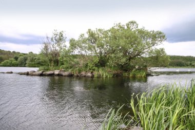 Sibirya 'nın güzel bir bölgesinde güzel bir nehir. Kanada 'da soğuk gölü olan bir manzara. Stok fotoğraf arkaplanı.