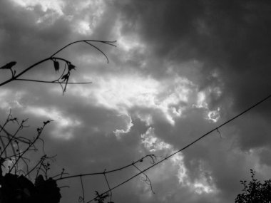 Gökyüzünde resim gibi bulutlar. Güneşli ve kasvetli bir günde bir uçağın pencere manzarası. Stok fotoğraf arkaplanı