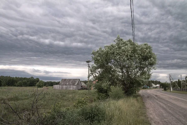 知られていないへの道を持つ村の美しい 壮大な雷雲 ヨーロッパのハリケーンの先駆者としての空 デザインのためのストックフォトクラウド — ストック写真