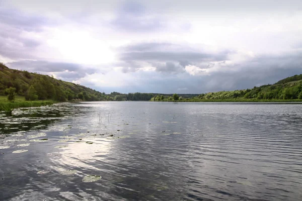 Krajina Krásnou Řekou Labutěmi Pozadí Kopců Jezero Ekologické Zóně Evropě — Stock fotografie