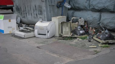 Çöpe atılmış bilgisayar ekipmanları. Yazıcılar, monitörler ve bilgisayarlar. Çevre kirliliği. Stok fotoğraf arkaplanı