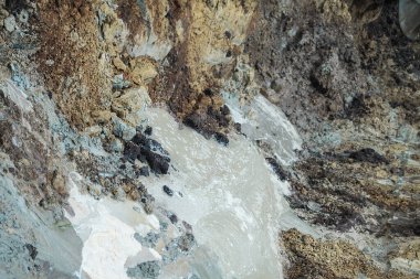 Yerdeki çukur ağzına kadar suyla dolu. İnsan aktivitesini yok eden elementin bataklığı. Soyut arkaplan stoğu