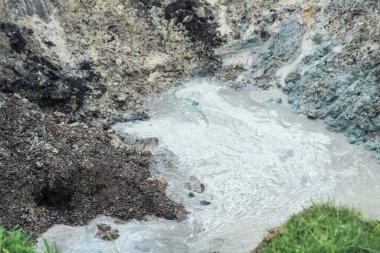 Yerdeki çukur ağzına kadar suyla dolu. İnsan aktivitesini yok eden elementin bataklığı. Soyut arkaplan stoğu