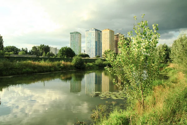 Construyendo Una Casa Cerca Del Agua Parque Paisajes Urbanos Con —  Fotos de Stock