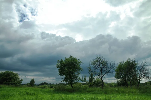 Nubes Épicas Truenos Campo Cerca Del Viejo Jardín Fondo Foto —  Fotos de Stock