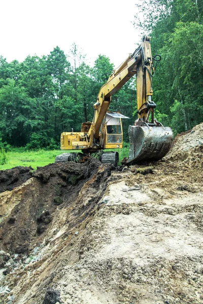 Uma Escavadora Cava Uma Grande Trincheira Para Construir Uma Casa — Fotografia de Stock