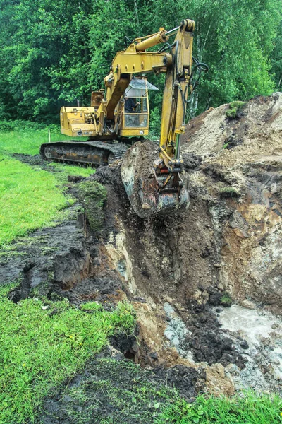 Una Excavadora Cava Una Gran Zanja Para Construir Una Casa —  Fotos de Stock