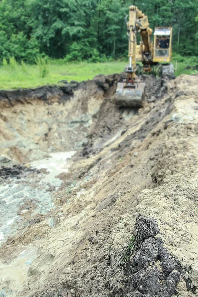 Uma Escavadora Cava Uma Grande Trincheira Para Construir Uma Casa — Fotografia de Stock