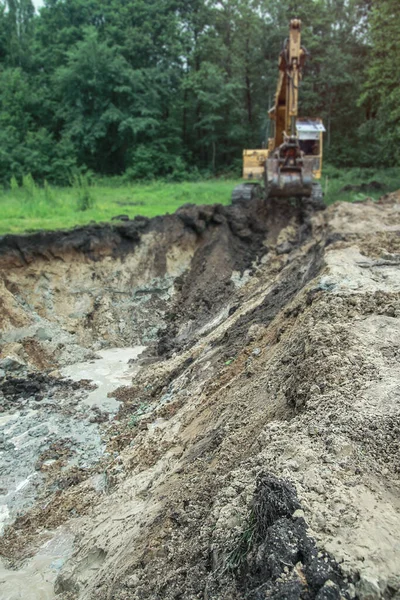 Vykopávač Vykopává Velký Příkop Pro Stavbu Domu Traktor Vykopává Velké — Stock fotografie