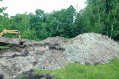 Bir kazıcı ev inşa etmek için büyük bir çukur kazar. Bir traktör zaten su kazanan büyük bir göl kazıyor. Tasarım için stok arkaplanı
