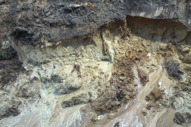 Yerdeki çukur ağzına kadar suyla dolu. İnsan aktivitesini yok eden elementin bataklığı. Soyut arkaplan stoğu