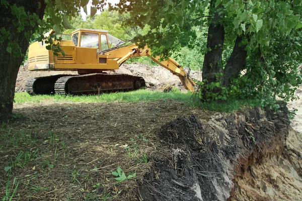 Uma Escavadora Cava Uma Grande Trincheira Para Construir Uma Casa — Fotografia de Stock