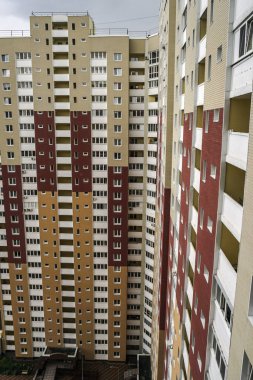 Mavi gökyüzünün arka planında büyük bir inşaat alanı. Brick, apartman dairesi. Tasarım için sanayi teması