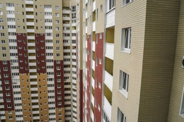 Mavi gökyüzünün arka planında büyük bir inşaat alanı. Brick, apartman dairesi. Tasarım için sanayi teması