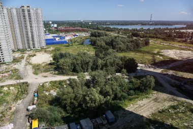 Mavi gökyüzünün arka planında büyük bir inşaat alanı. Brick, apartman dairesi. Tasarım için sanayi teması