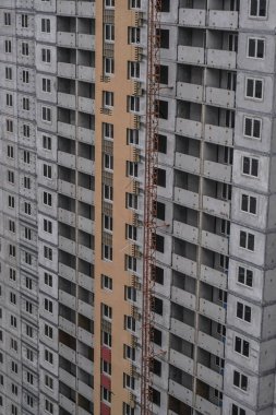 Mavi gökyüzünün arka planında büyük bir inşaat alanı. Brick, apartman dairesi. Tasarım için sanayi teması