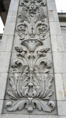 Stalin döneminin binasının eski sütununda bir süs. Tasarım için stok fotoğrafı.